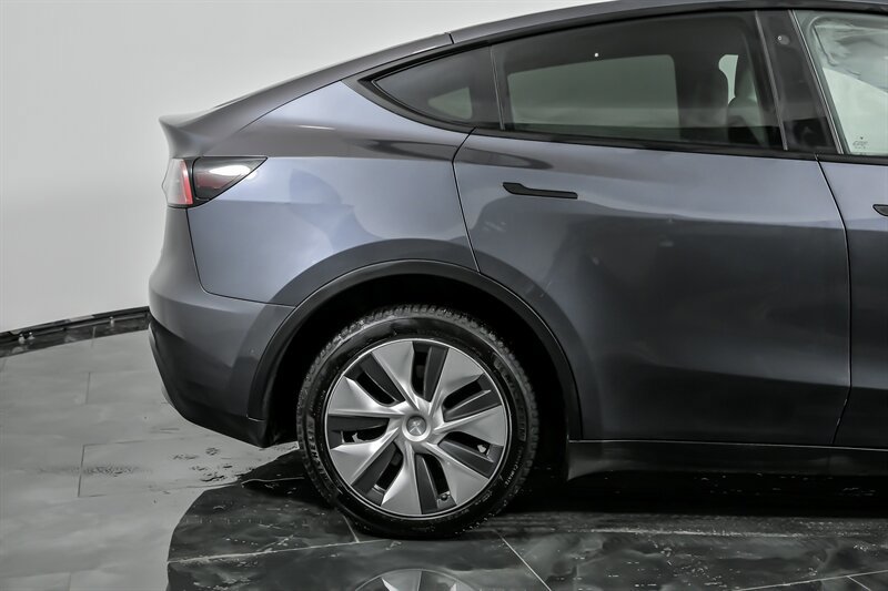 Used 2022 Tesla Model Y Long Range image 11