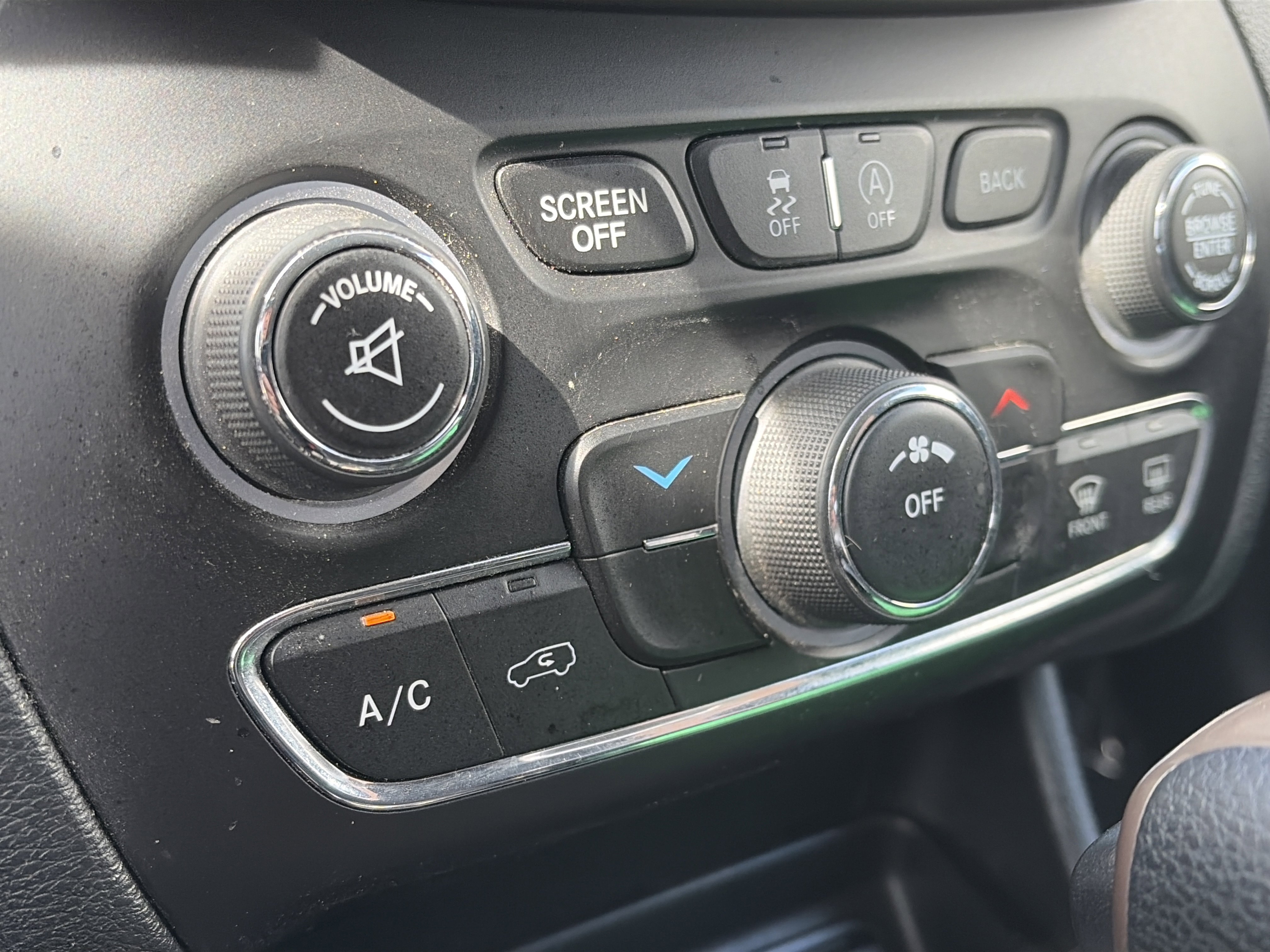 Used 2017 Jeep Cherokee Latitude AWD/4WD image 22
