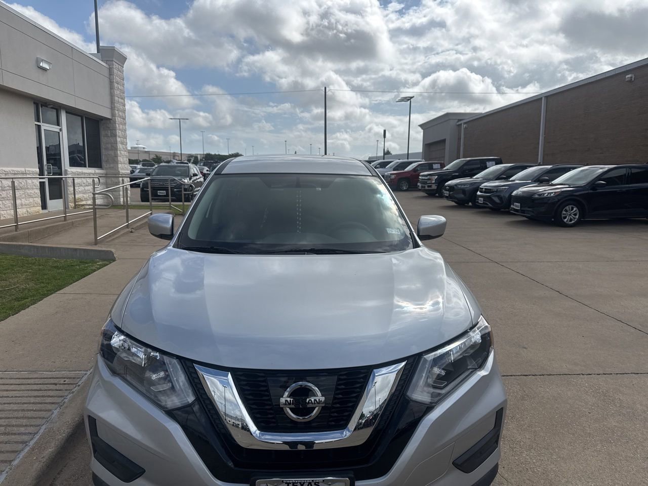Used 2017 Nissan Rogue S image 2