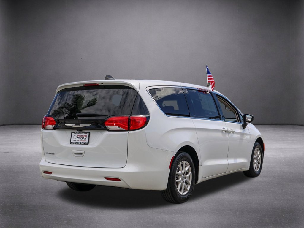 Used 2024 Chrysler Voyager LX FWD image 4