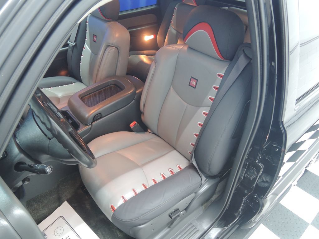 Used 2003 Chevrolet Avalanche 4x4 w/ The North Face Edition image 6