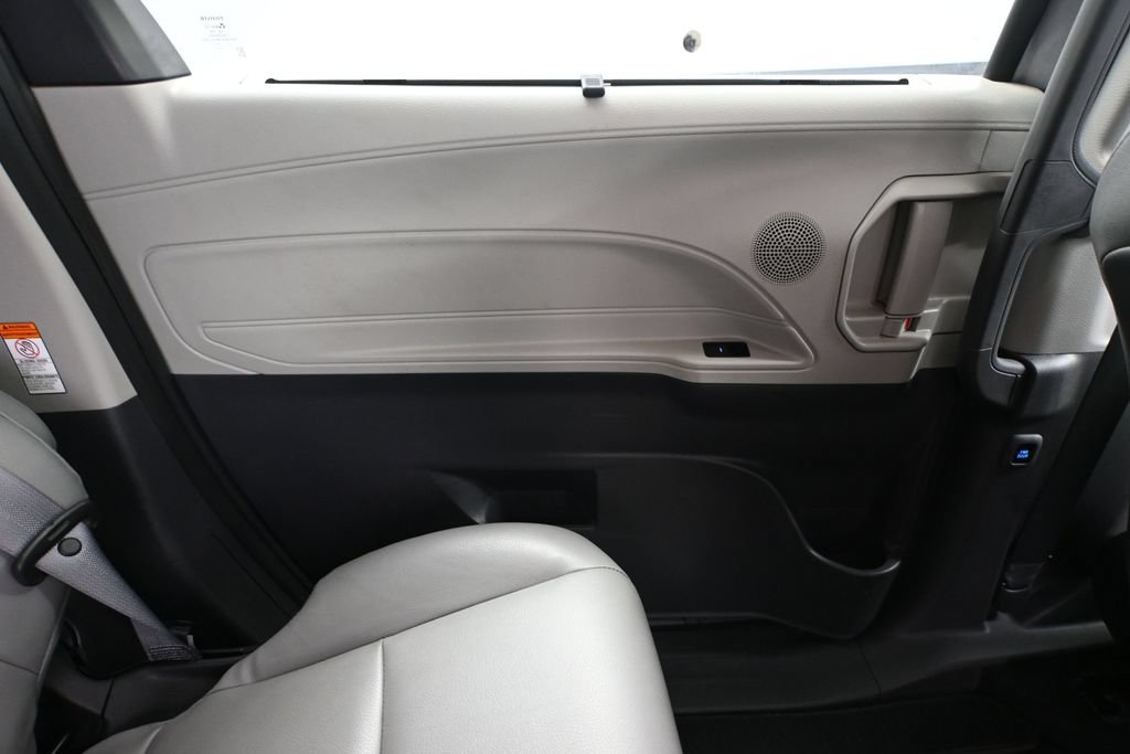 Used 2022 Toyota Sienna XLE AWD/4WD image 35