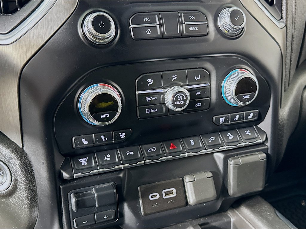 Used 2022 GMC Sierra 3500 Denali w/ Denali Black Diamond Edition AWD/4WD image 17