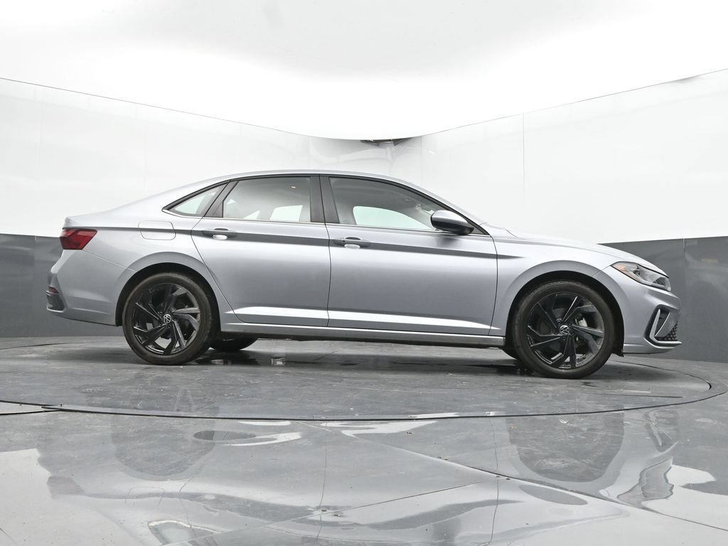 Used 2025 Volkswagen Jetta SE FWD image 24