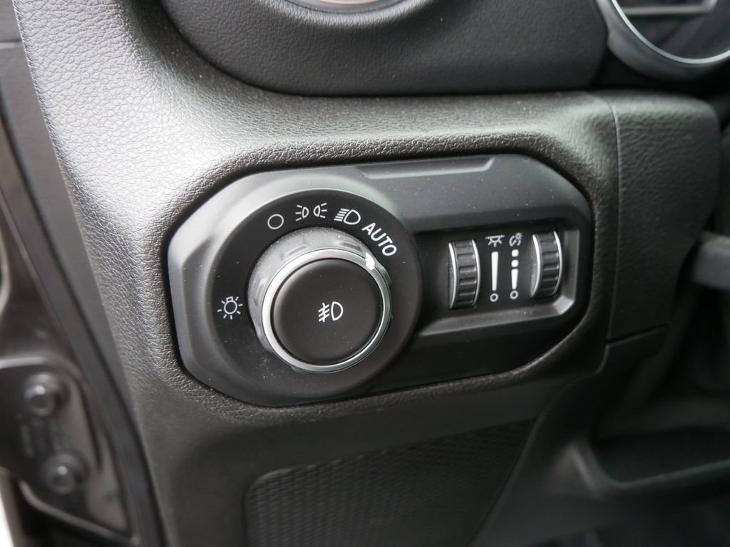 Used 2020 Jeep Wrangler Unlimited Sahara w/ Uconnect 4C Nav & Sound Group AWD/4WD image 17