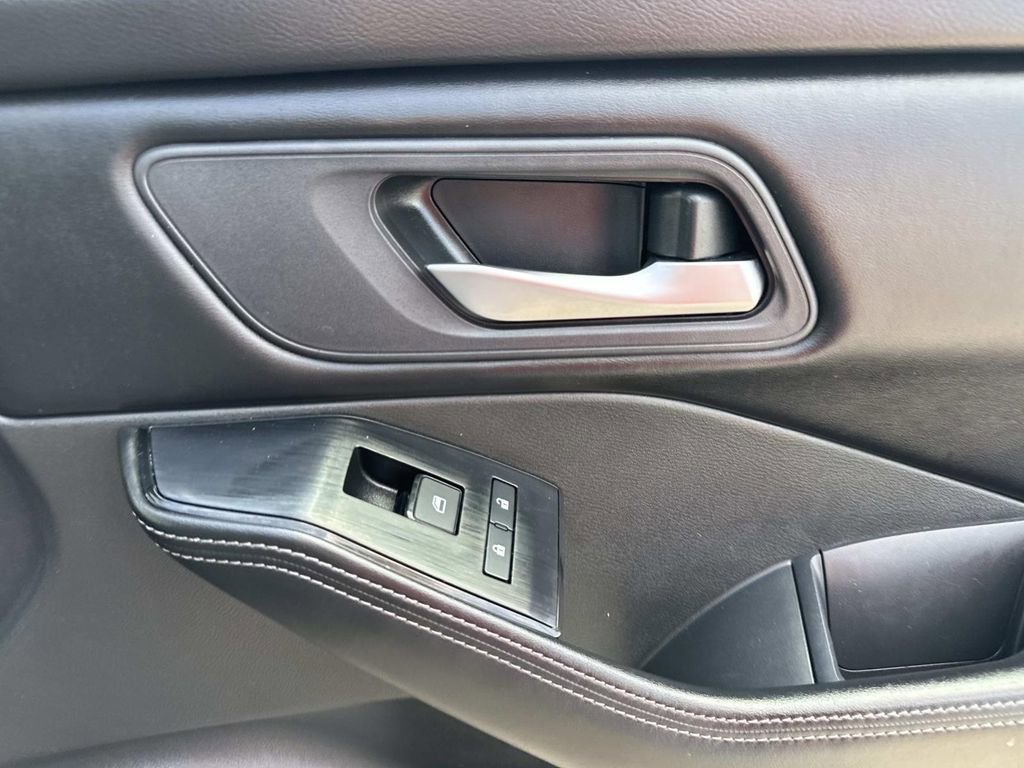 Used 2024 Nissan Rogue SV image 15