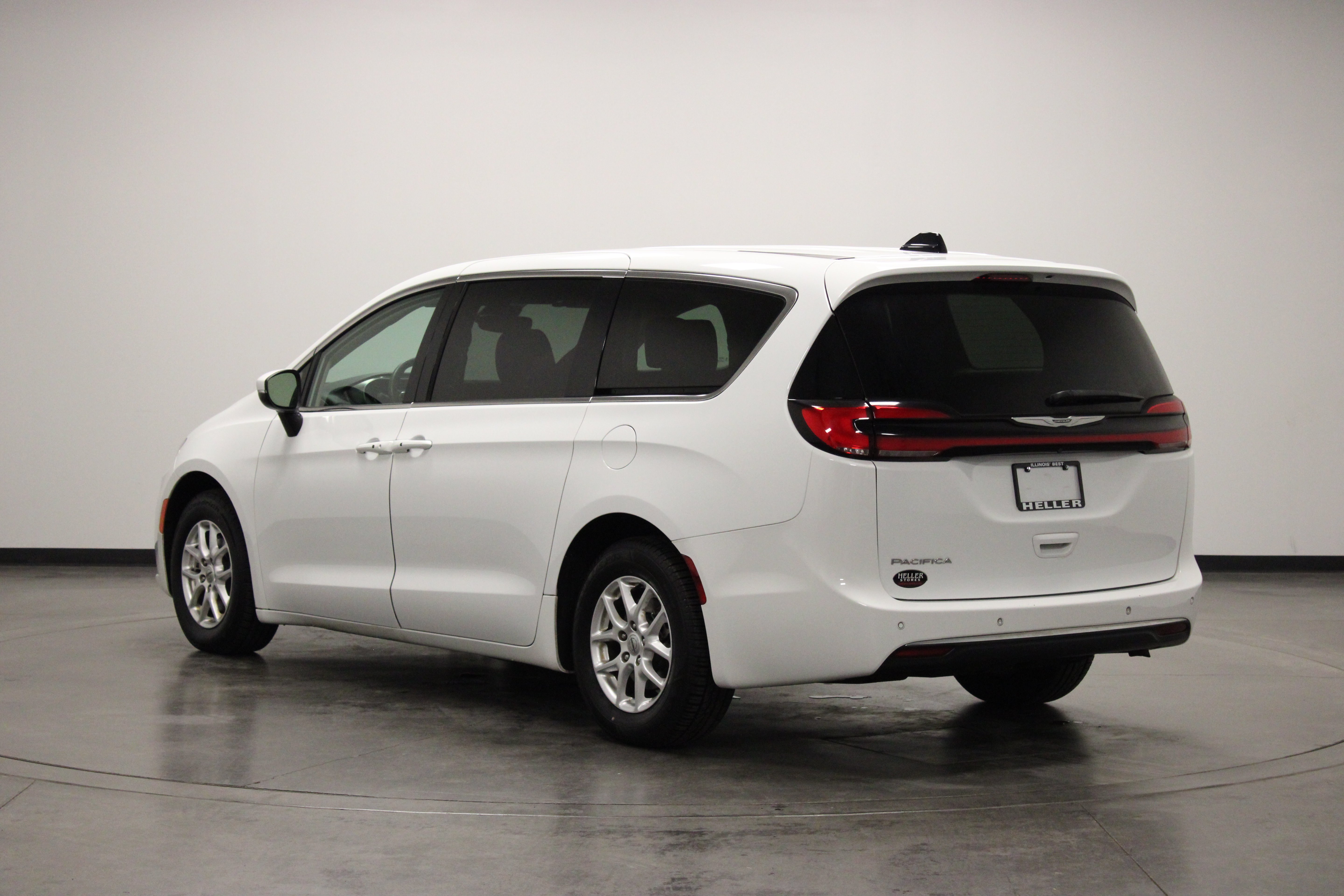 Used 2023 Chrysler Pacifica Touring-L FWD image 6