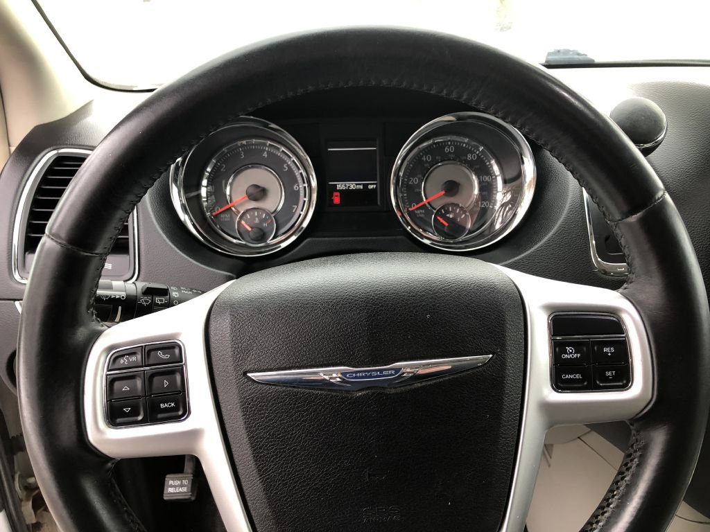 Used 2014 Chrysler Town & Country Touring image 25