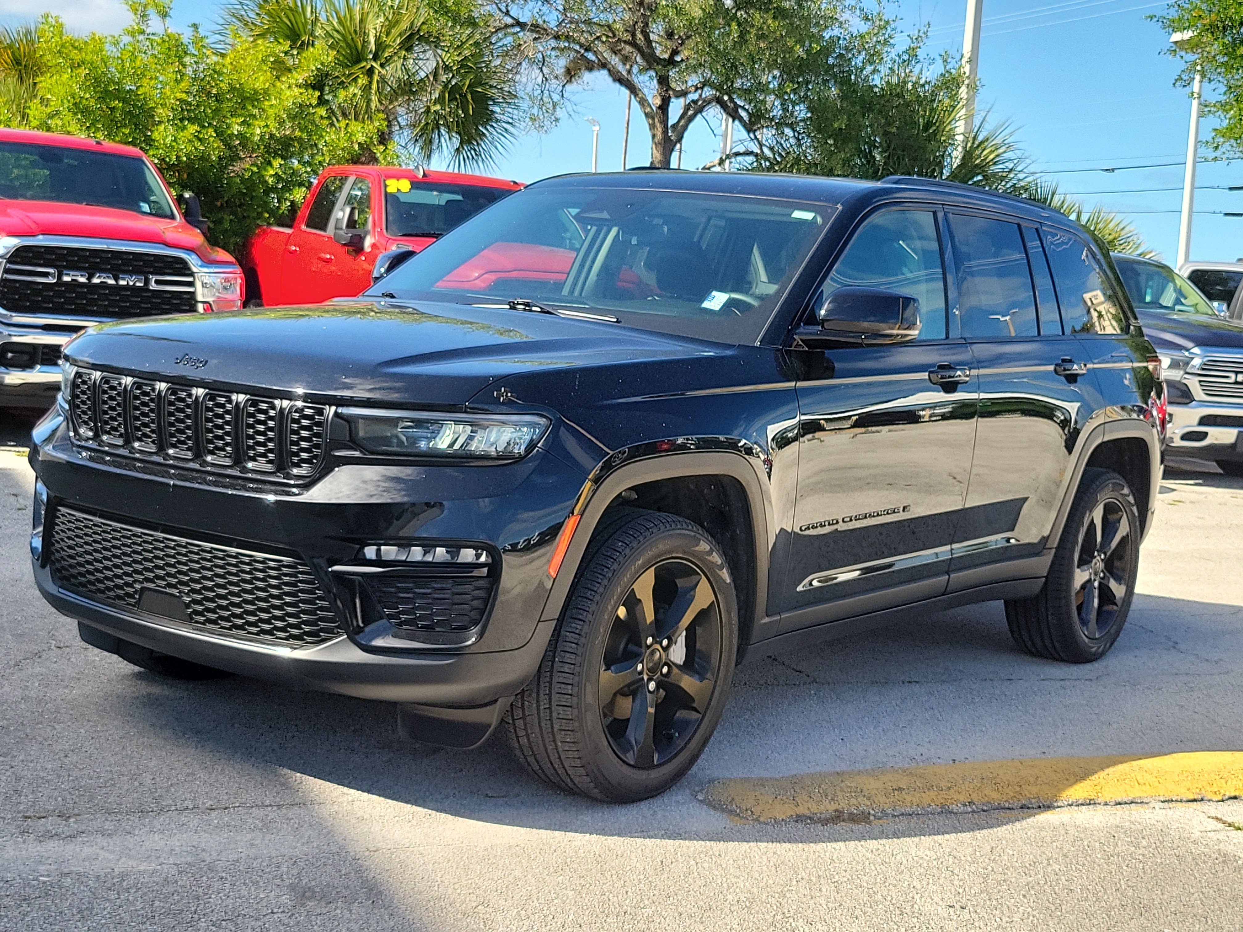 Used 2024 Jeep Grand Cherokee Limited w/ Black Appearance Package RWD image 2