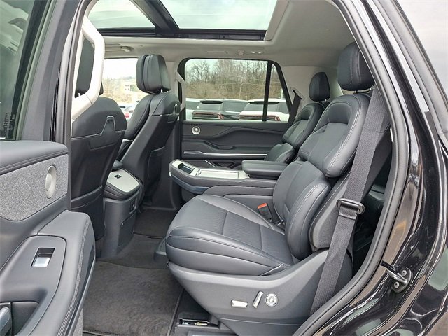 Used 2025 Lincoln Navigator Reserve image 10