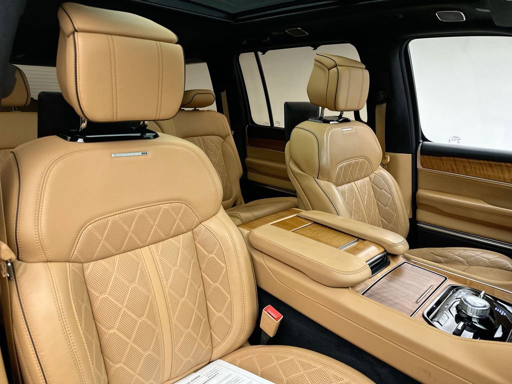 Used 2022 Jeep Grand Wagoneer Series III w/ Rear Seat Video Group 1 AWD/4WD image 18