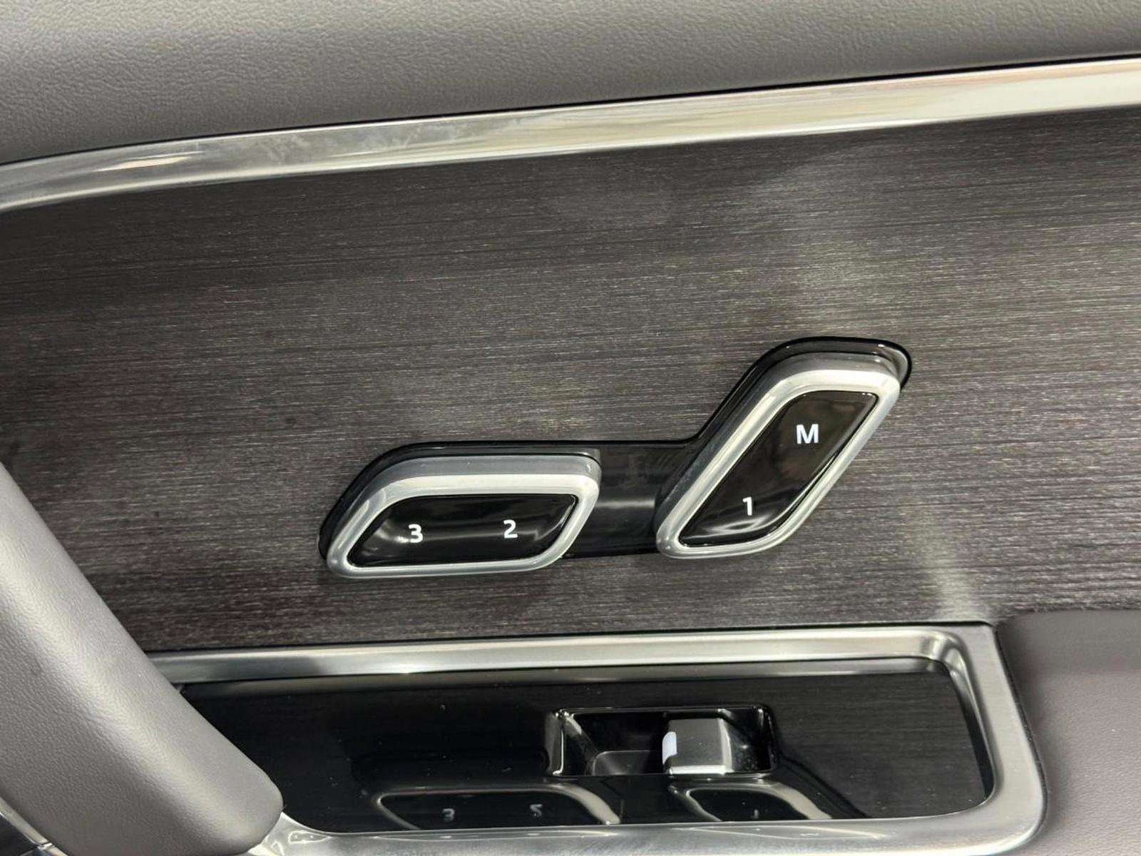 Used 2025 Land Rover Range Rover SE image 18