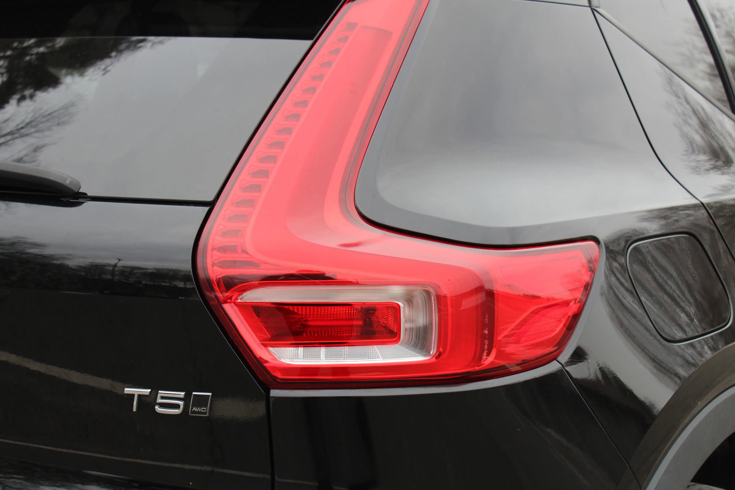 Used 2019 Volvo XC40 T5 Momentum image 36