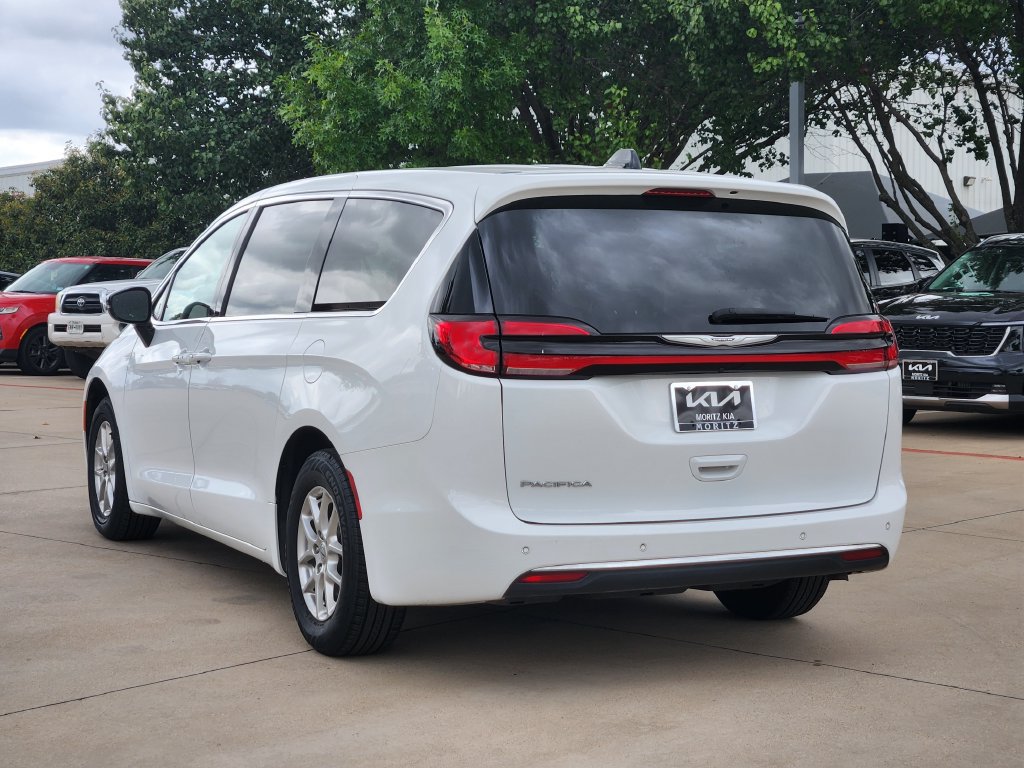 Used 2024 Chrysler Pacifica Touring-L FWD image 3
