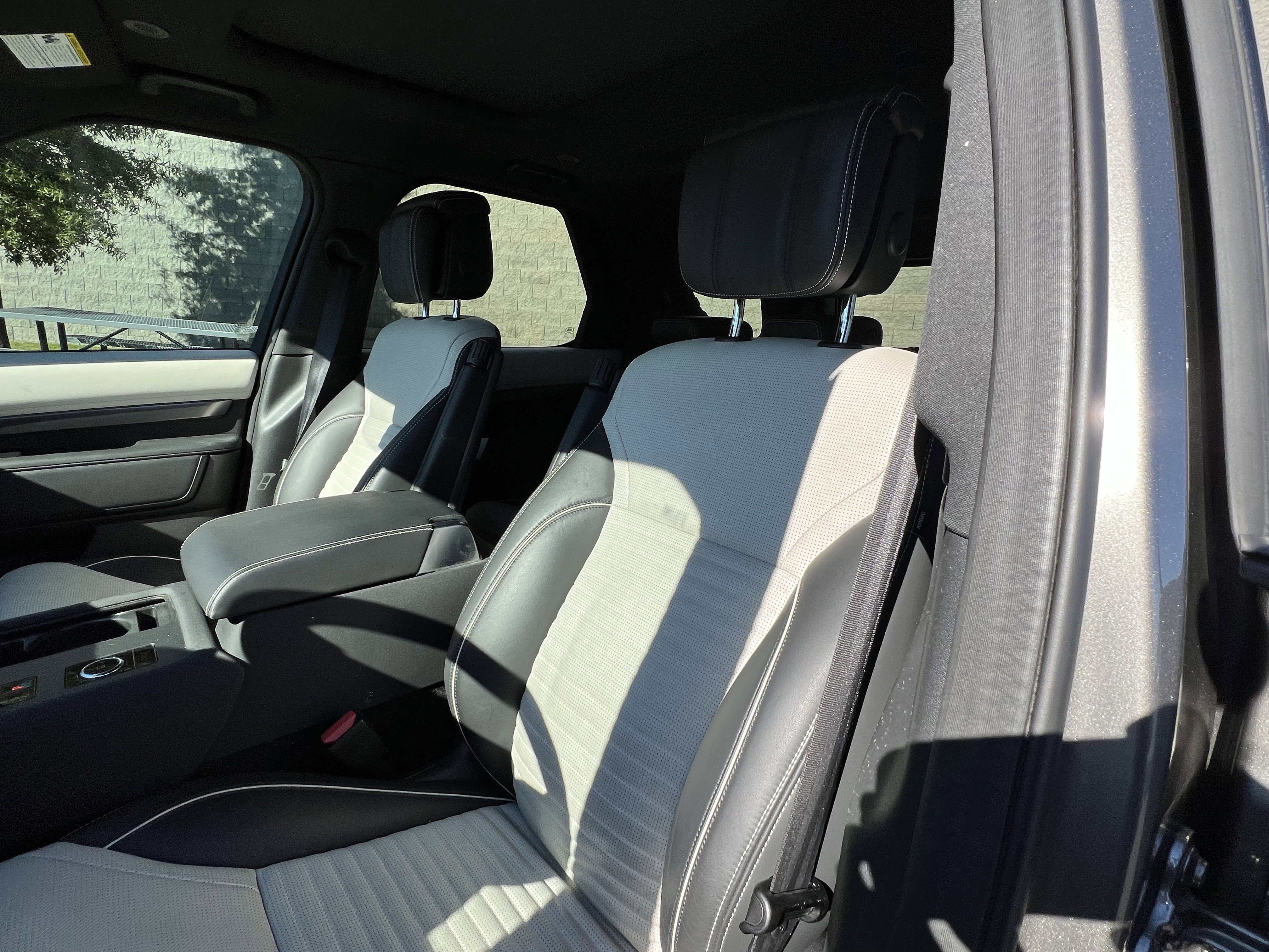 Used 2024 Land Rover Discovery Metropolitan Edition image 16