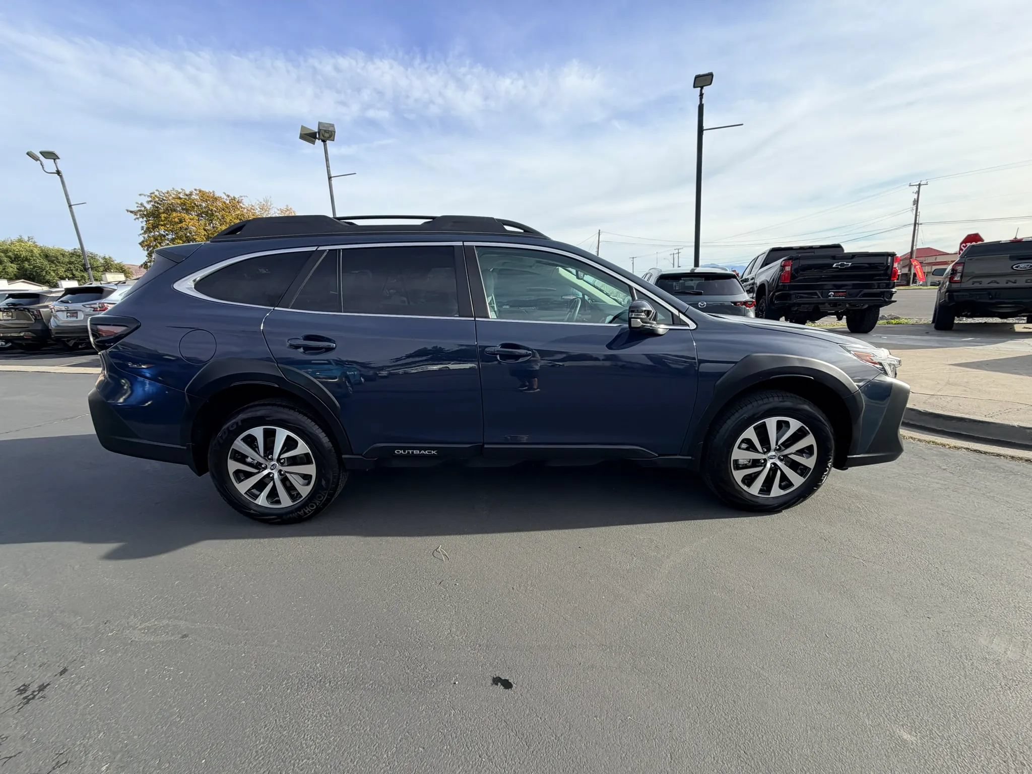 Used 2025 Subaru Outback Premium w/ Popular Package #1A AWD/4WD image 2
