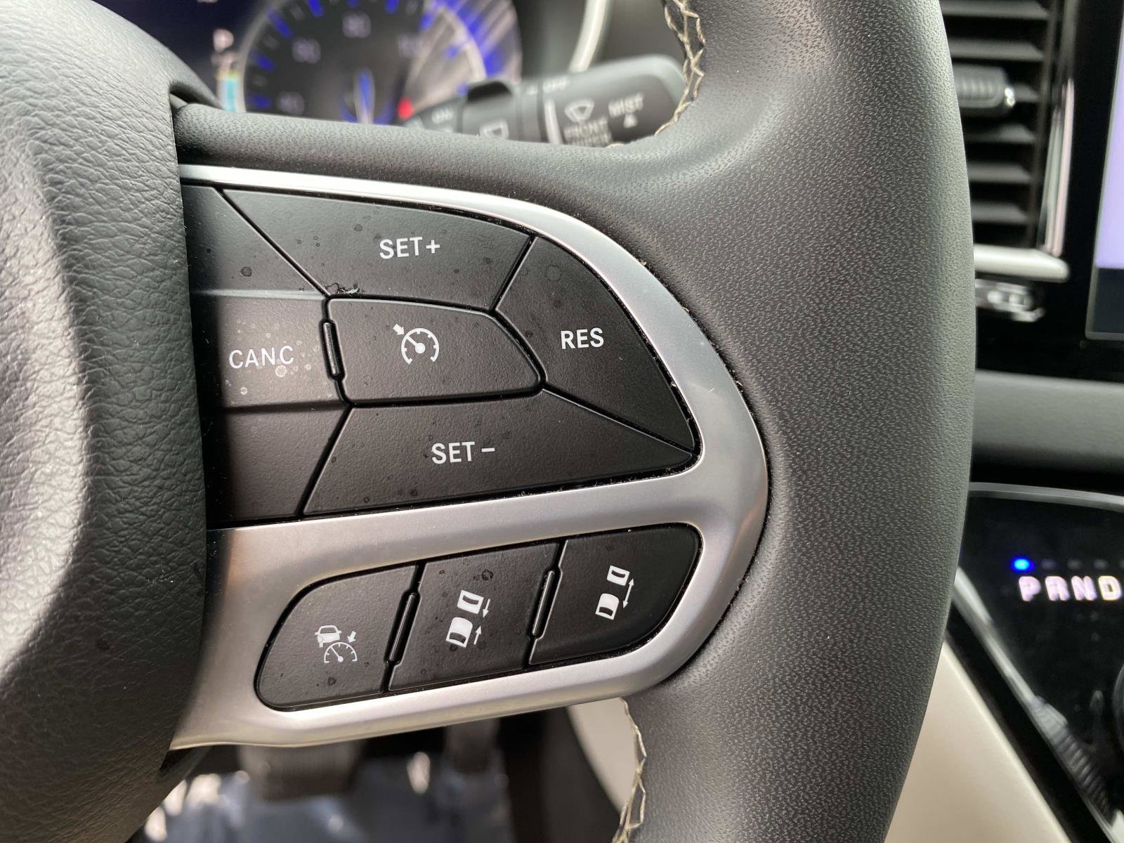 Used 2024 Chrysler Pacifica Touring-L FWD image 17