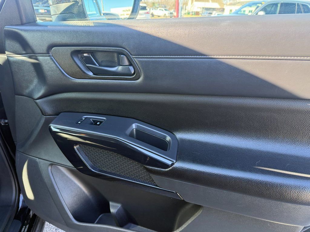 Used 2023 Nissan Pathfinder SV FWD image 14