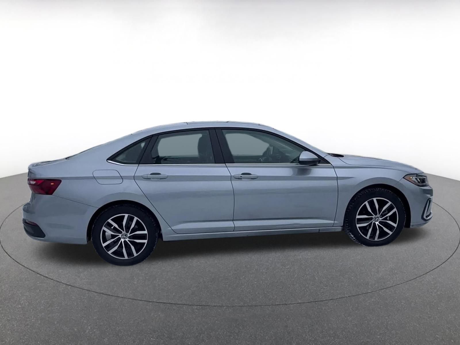 Used 2025 Volkswagen Jetta SE image 16