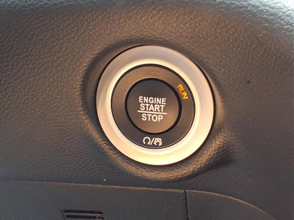 Used 2025 Chrysler Pacifica Select FWD image 9