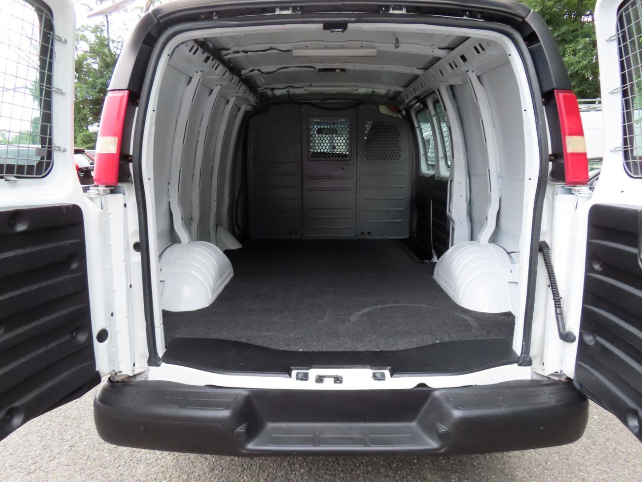 Used 2015 Chevrolet Express 2500 RWD image 8