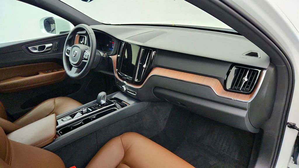 Used 2023 Volvo XC60 B5 Plus w/ Climate Package AWD/4WD image 25
