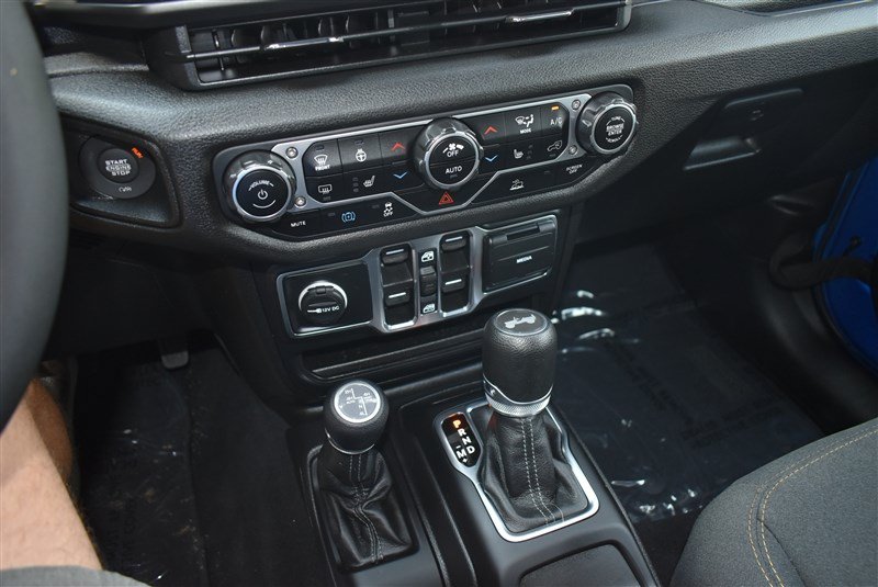 Used 2024 Jeep Wrangler Unlimited w/ Convenience Group AWD/4WD image 16