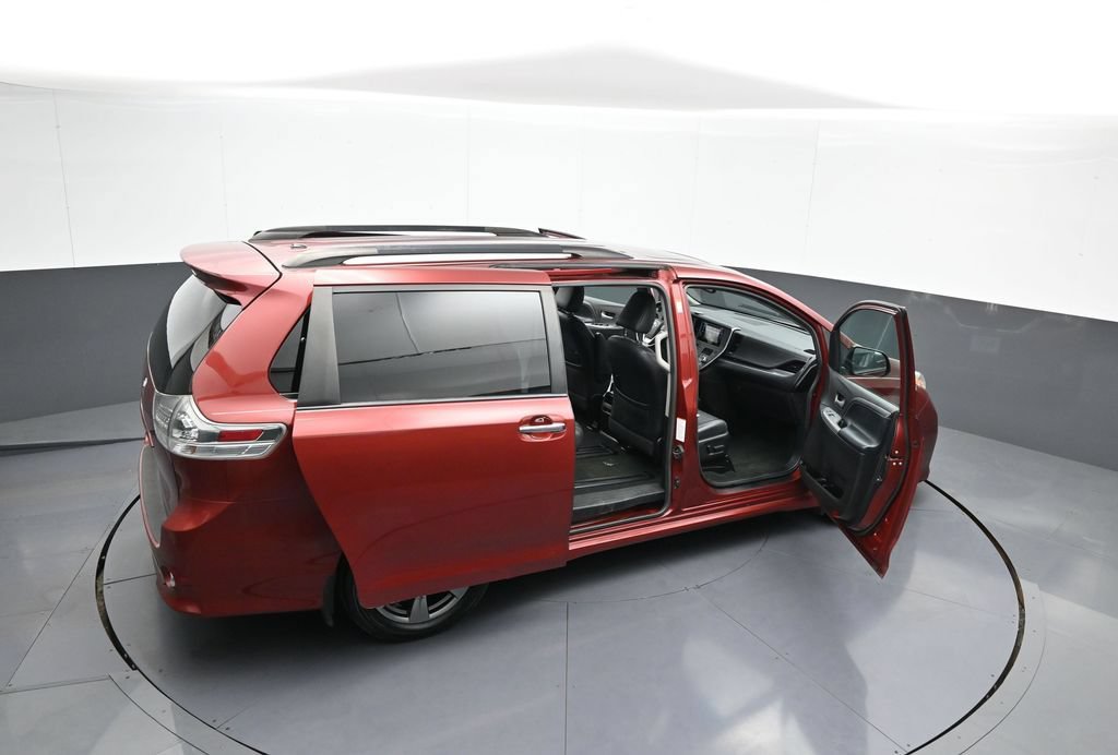Used 2017 Toyota Sienna SE FWD image 47