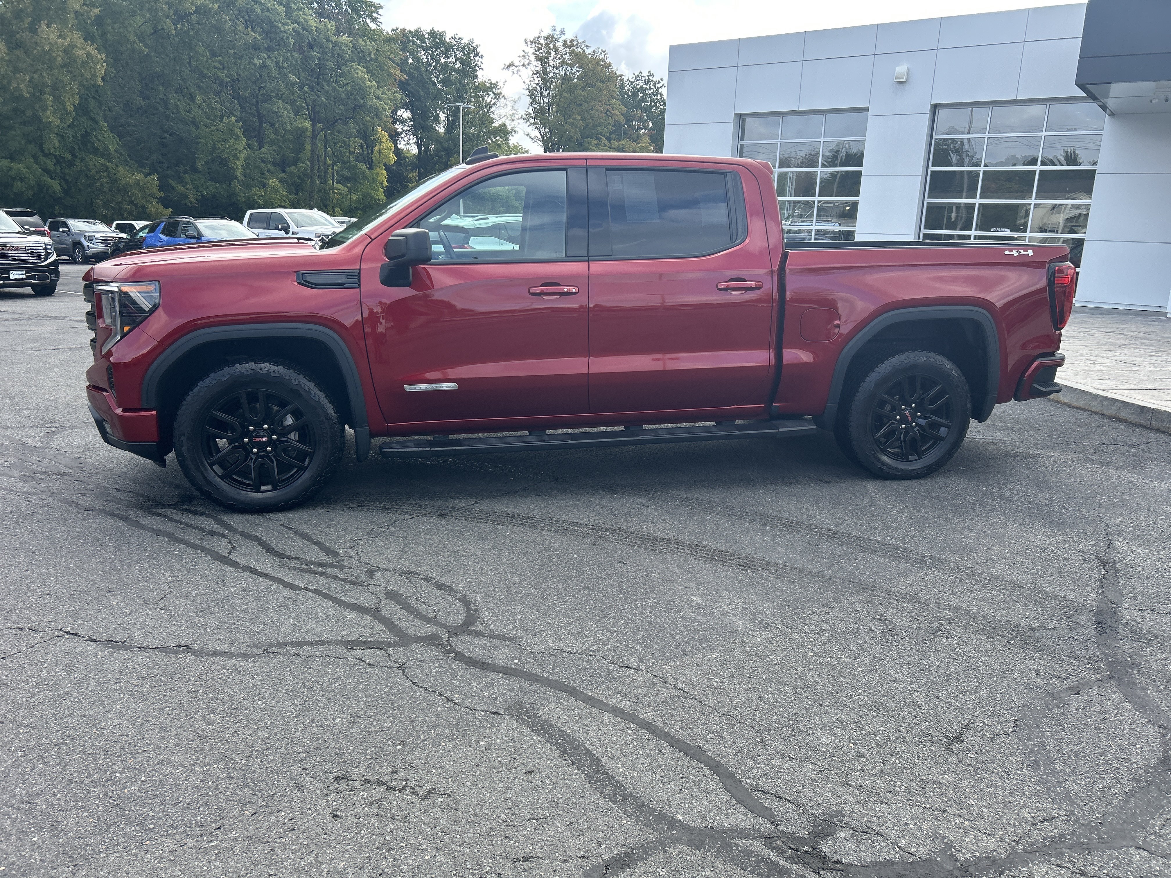 Used 2022 GMC Sierra 1500 Elevation AWD/4WD image 2