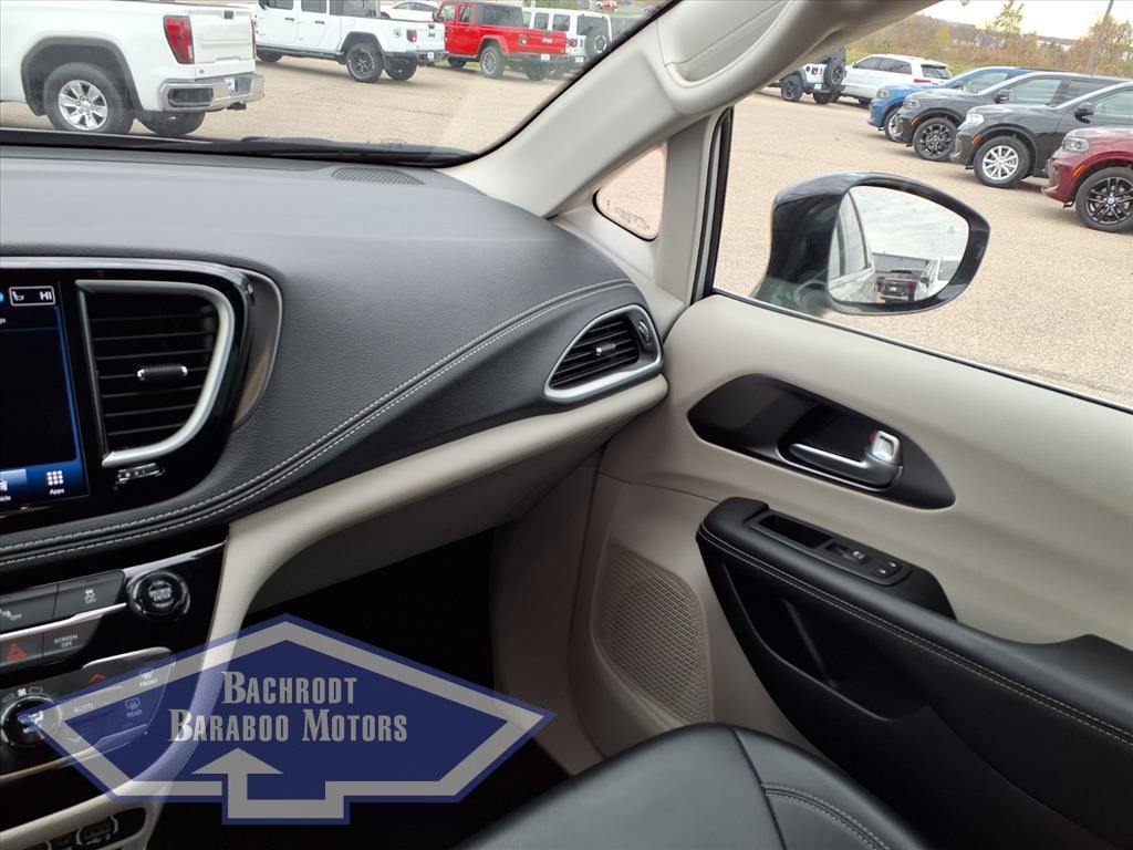 Used 2024 Chrysler Pacifica Select image 26