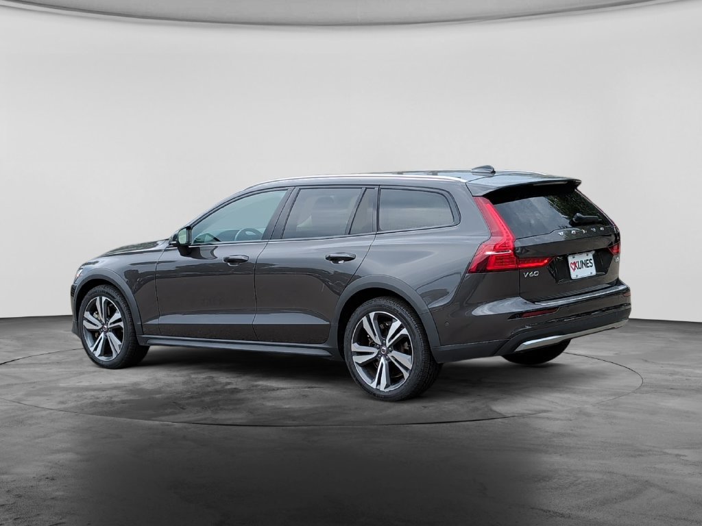 Used 2025 Volvo V60 B5 Cross Country Plus AWD/4WD image 5