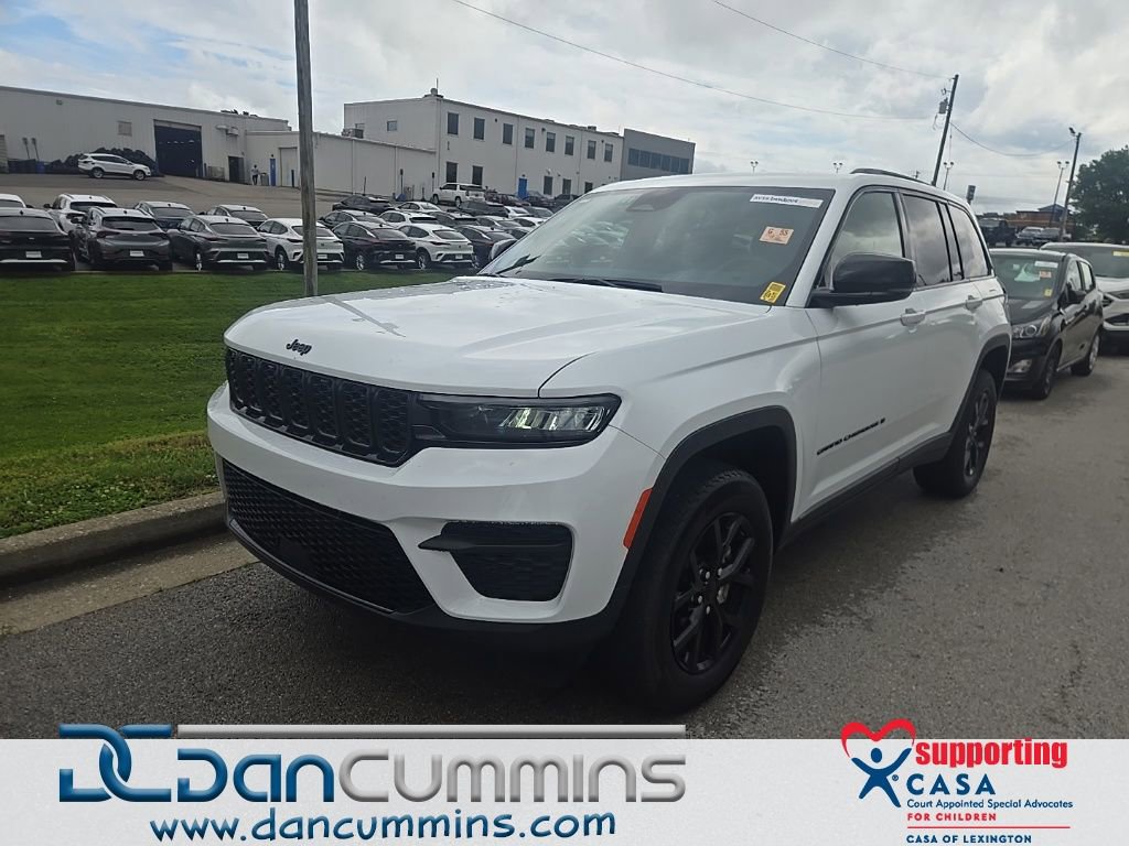 Used 2025 Jeep Grand Cherokee Altitude AWD/4WD image 1