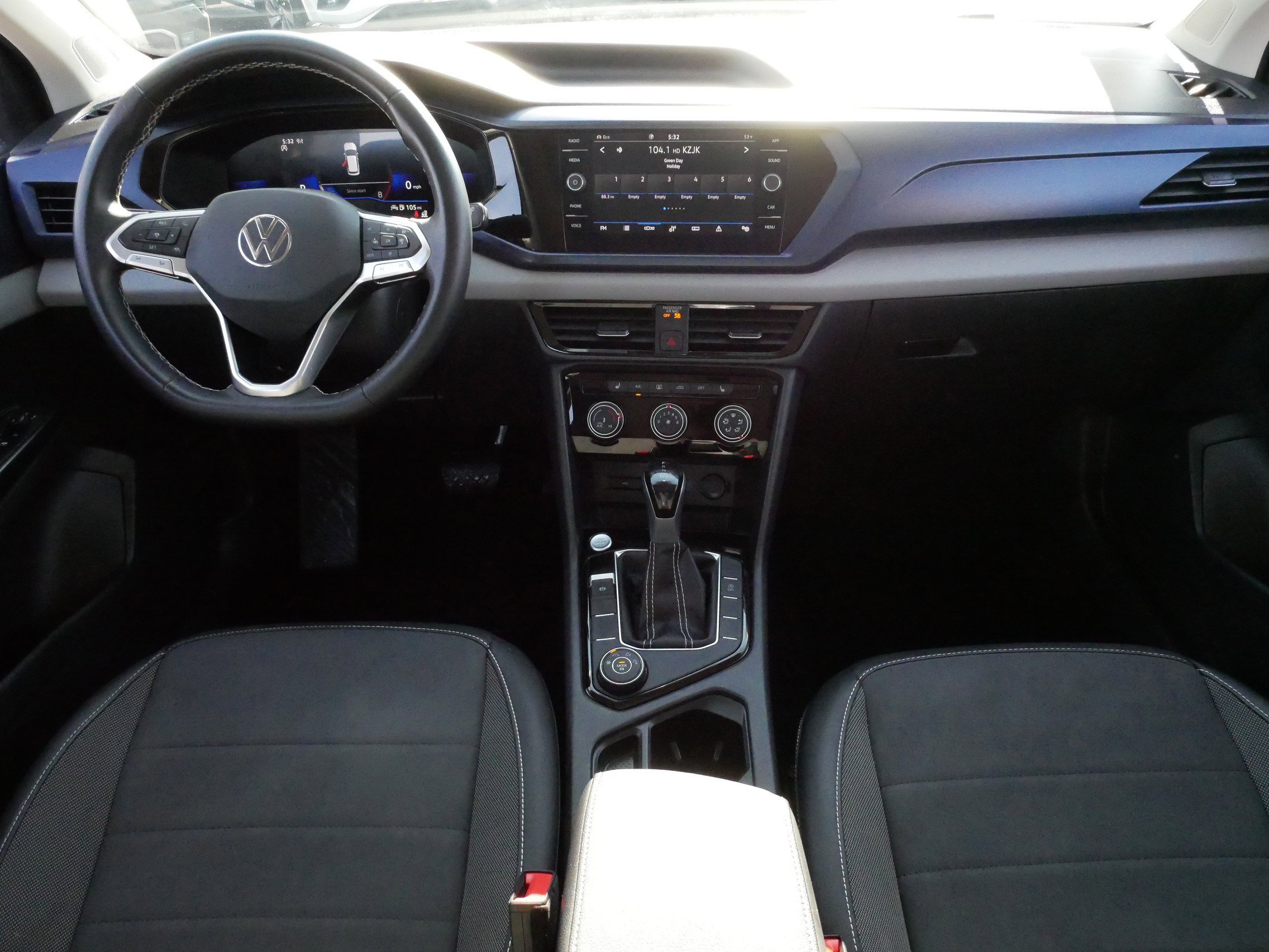 Used 2023 Volkswagen Taos SE w/ Panoramic Sunroof Package image 10