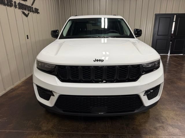 Used 2023 Jeep Grand Cherokee Limited w/ Black Appearance Package AWD/4WD image 2