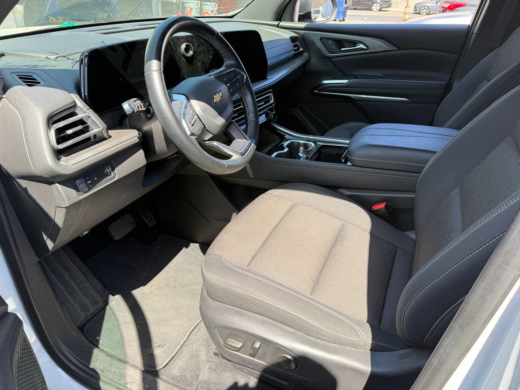 Used 2024 Chevrolet Traverse LT FWD image 3