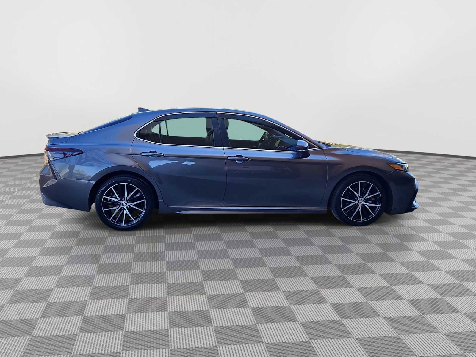 Used 2022 Toyota Camry SE w/ Cold Weather Package image 9