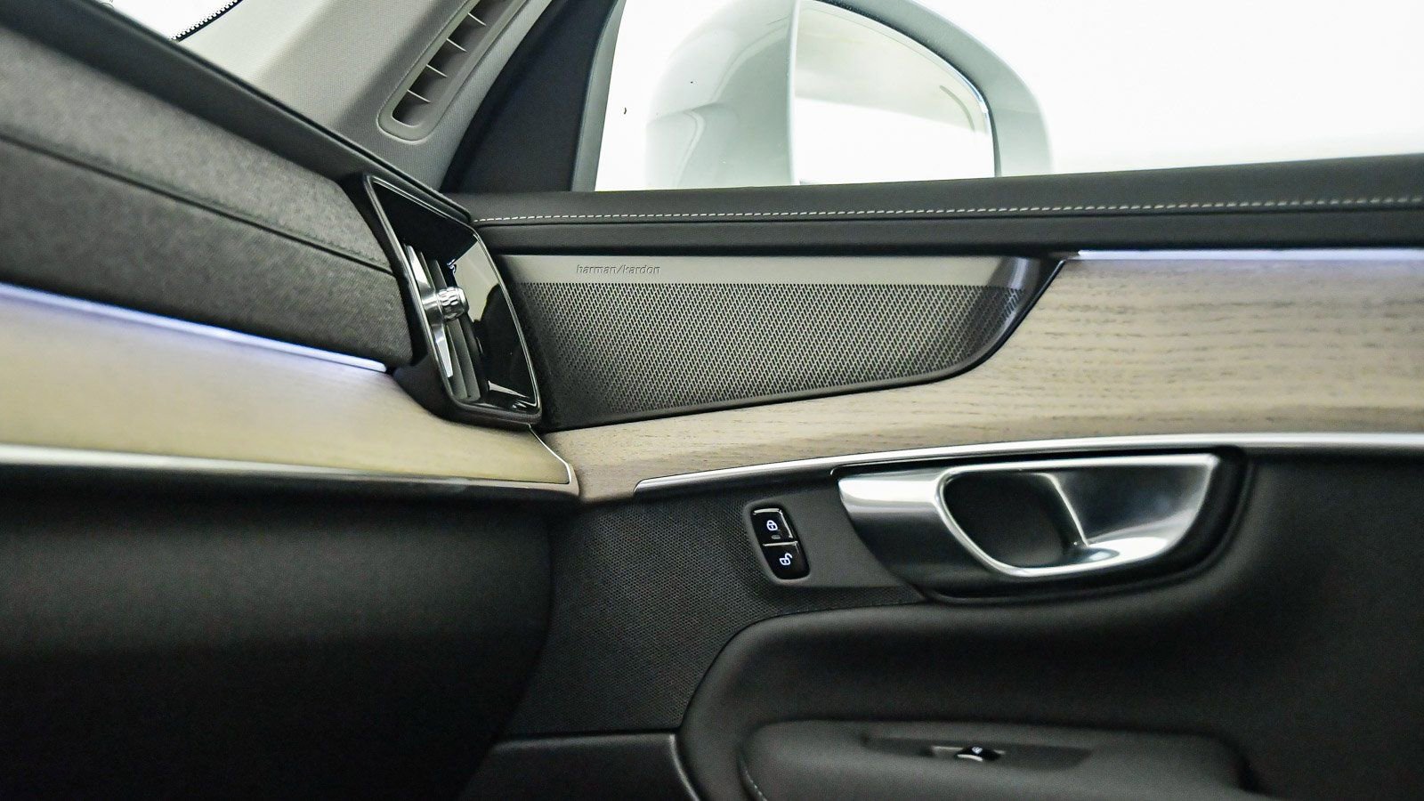 Used 2025 Volvo XC90 T8 Plus w/ Protection Package Premier image 27