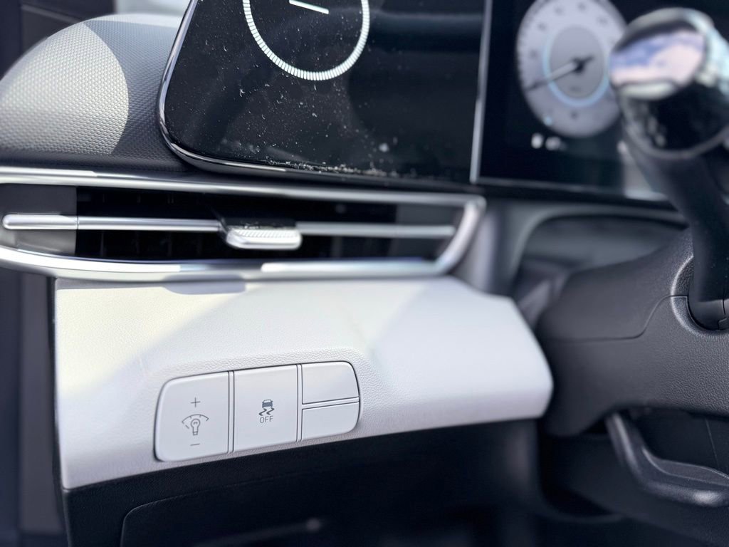 New 2025 Hyundai Elantra Limited image 32