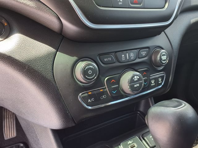 Used 2020 Jeep Cherokee Trailhawk AWD/4WD image 31