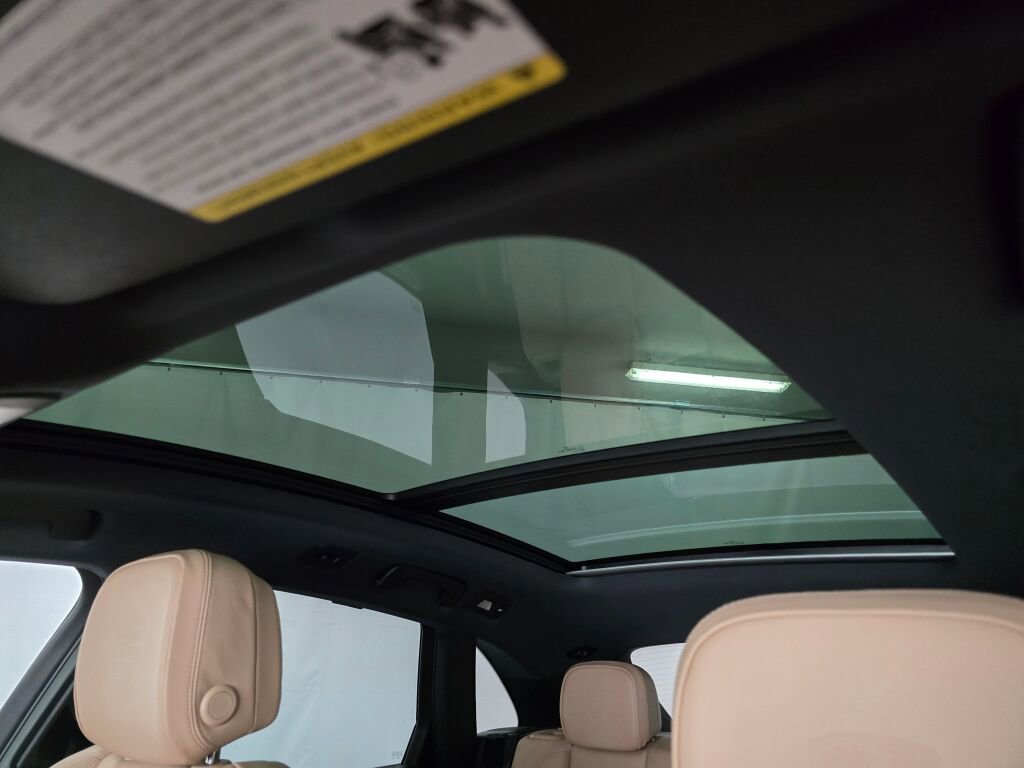 Certified 2025 Porsche Macan image 44