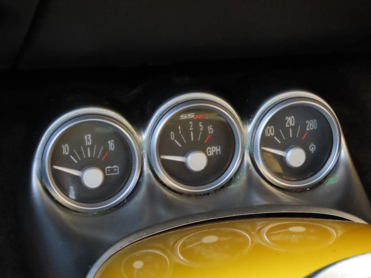 Used 2004 Chevrolet SSR w/ Preferred Equipment Group image 23