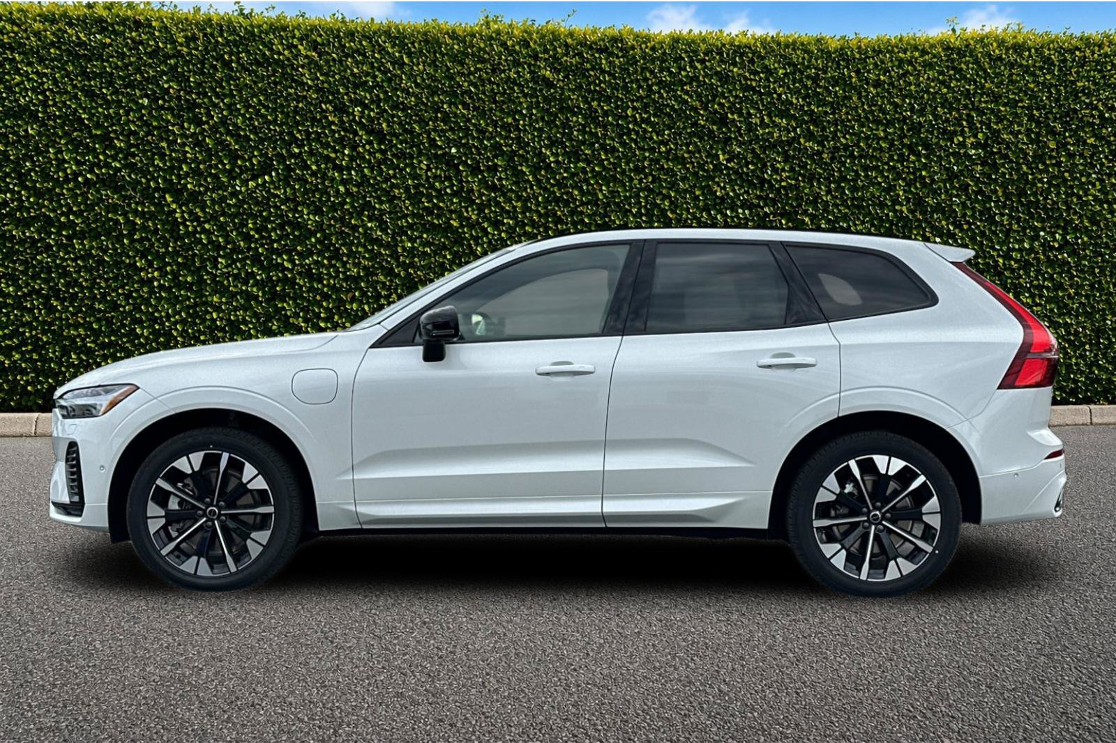 New 2026 Volvo XC60 T8 Plus w/ Protection Package Premier AWD/4WD image 3