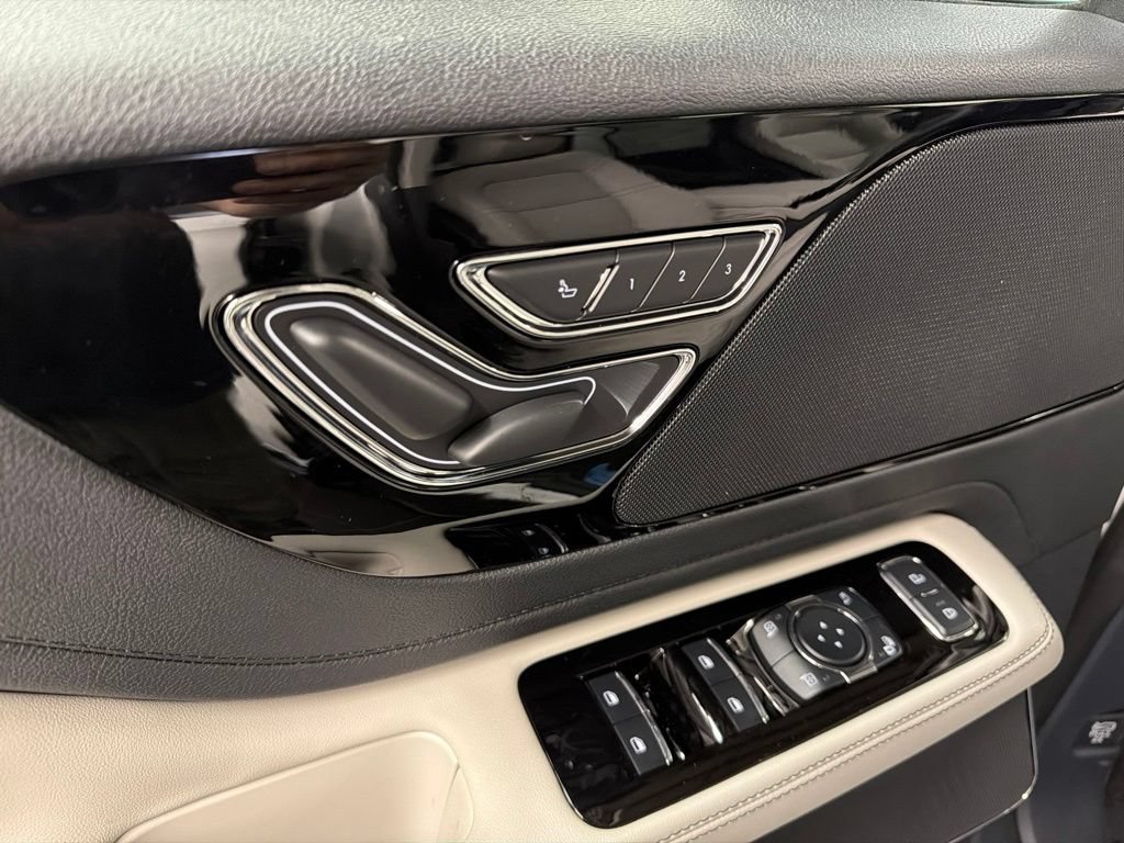 New 2026 Lincoln Aviator AWD image 30