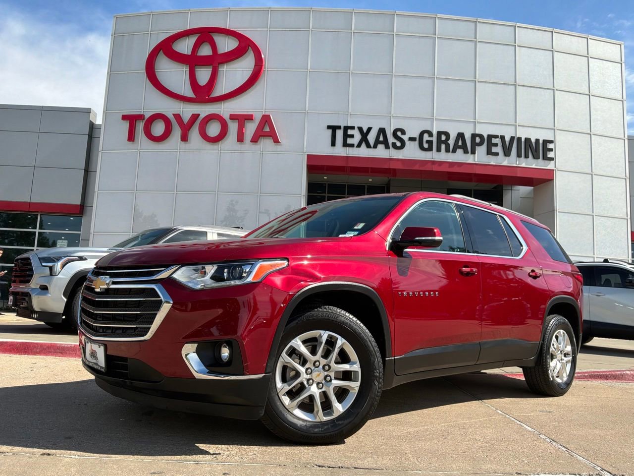 Used 2020 Chevrolet Traverse LT FWD image 2