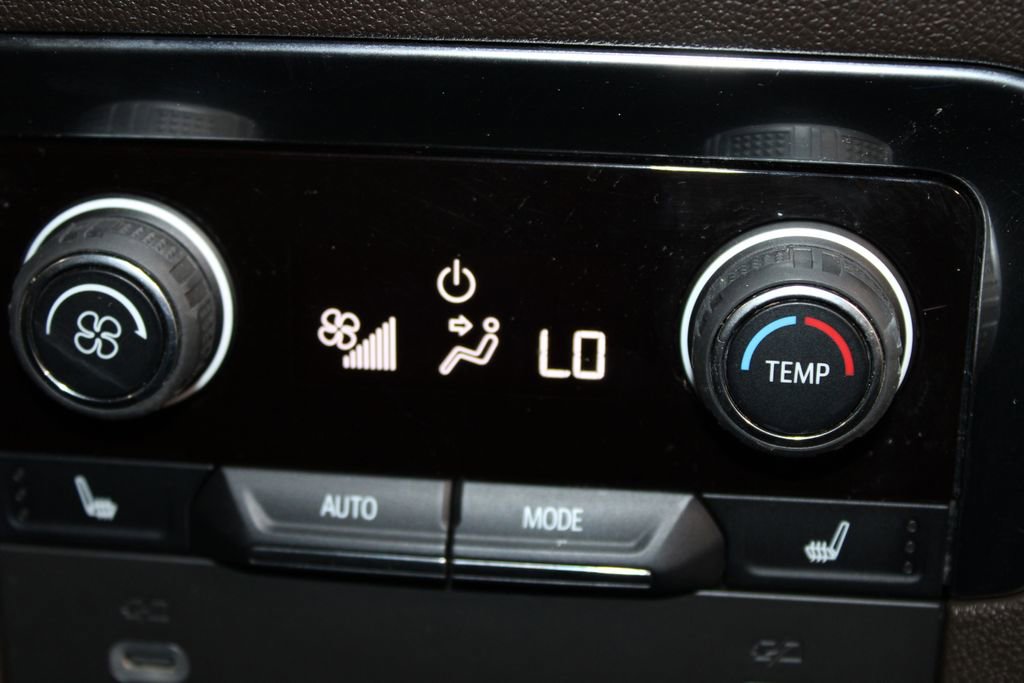 Used 2022 Chevrolet Tahoe LT w/ Luxury Package RWD image 32
