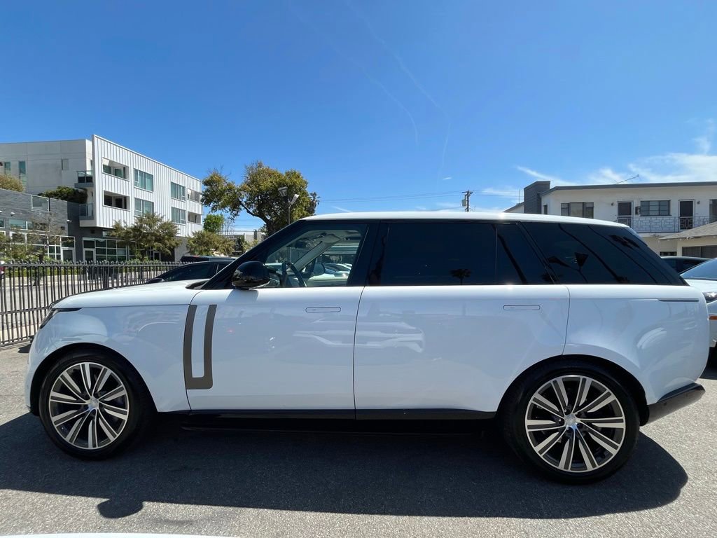 Used 2023 Land Rover Range Rover Long Wheelbase SE image 11