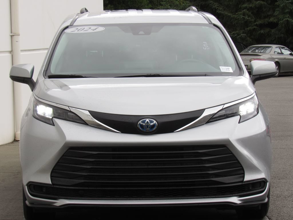 Used 2024 Toyota Sienna LE AWD/4WD image 3