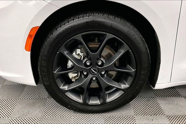 Used 2025 Chrysler Pacifica Limited image 10
