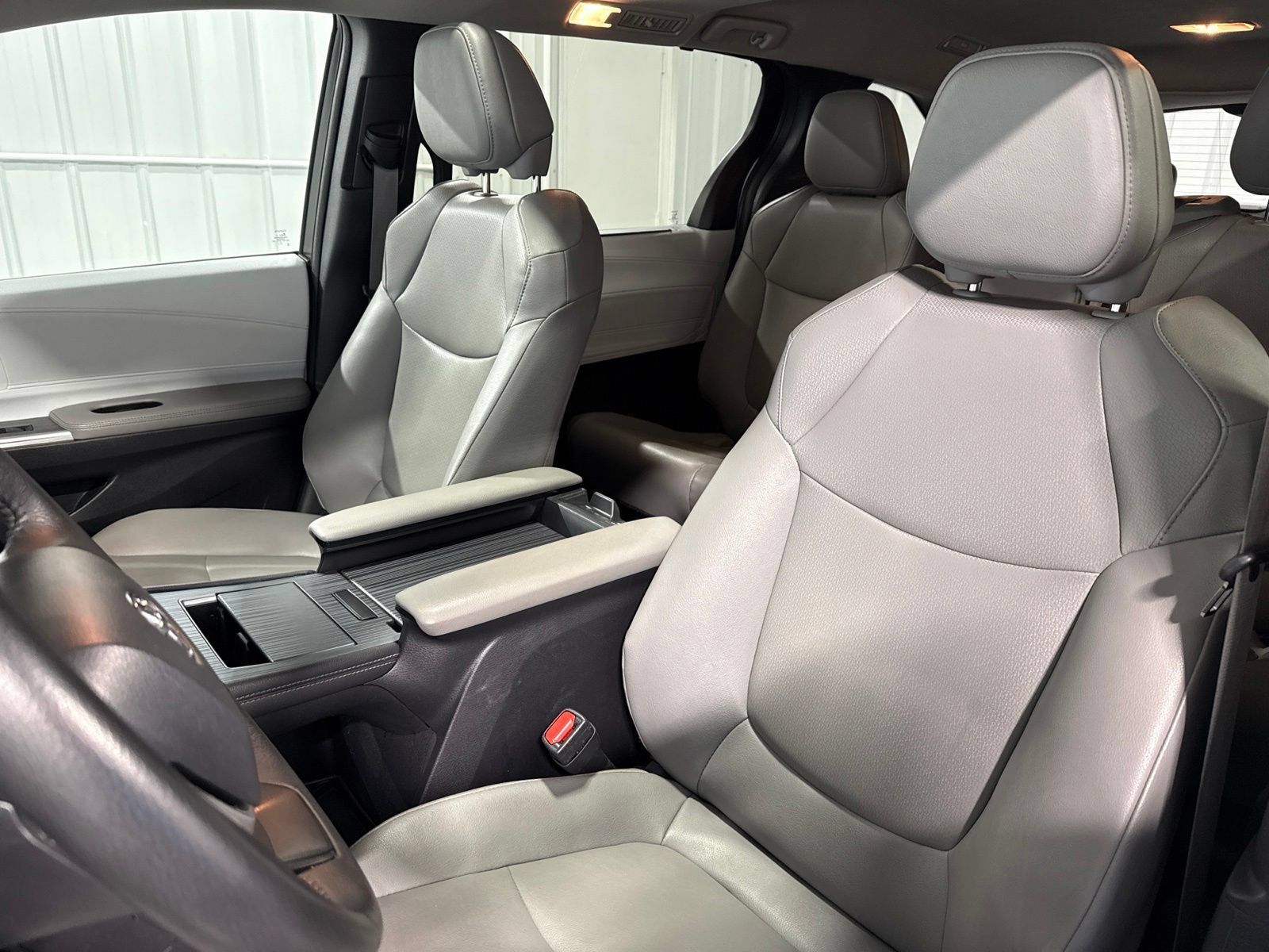 Used 2025 Toyota Sienna XLE FWD image 29