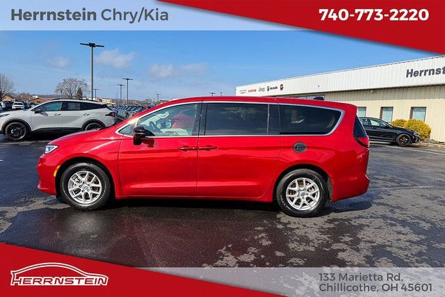 Used 2024 Chrysler Pacifica Touring-L image 4
